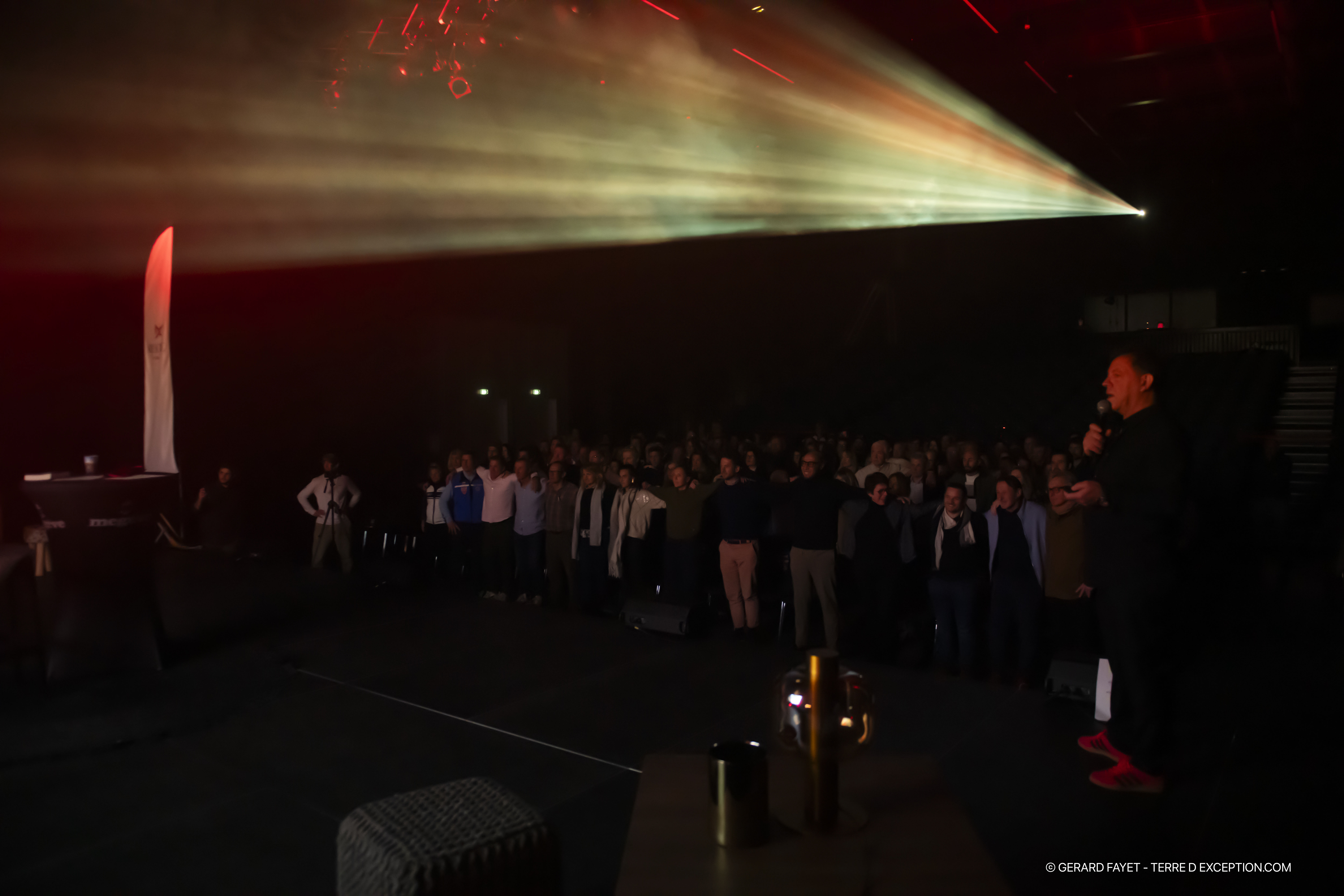 Le public réuni dans un moment collectif sous la lumière